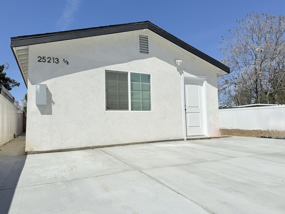 25213 Wheeler Rd in Santa Clarita, CA - Building Photo