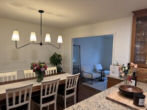 702 Newport Cir in Cary, NC - Foto de edificio - Building Photo