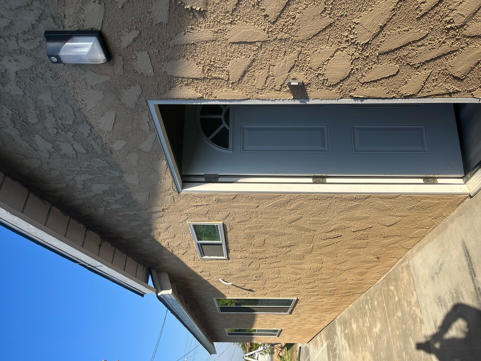 1117 N Sycamore Ave in Rialto, CA - Foto de edificio