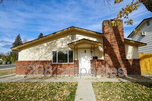 332 W Idaho Ave in Meridian, ID - Building Photo