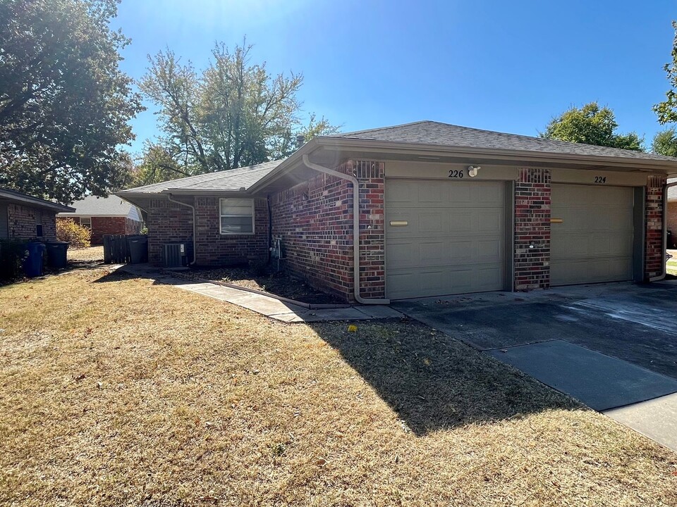 226 Hadwiger Ln in Edmond, OK - Building Photo