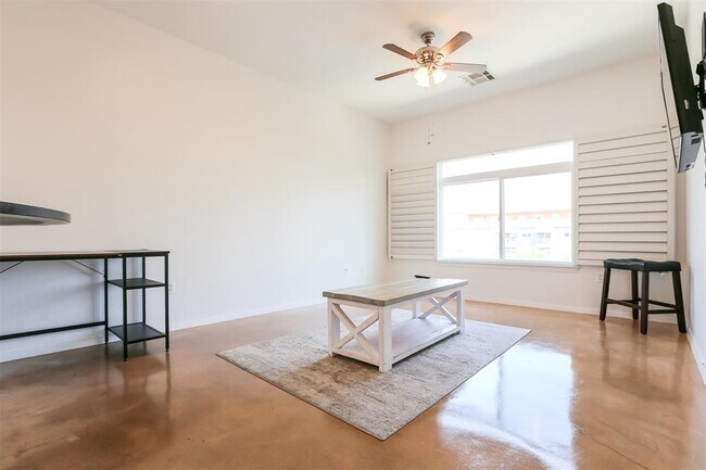 property at 910 W 25th St