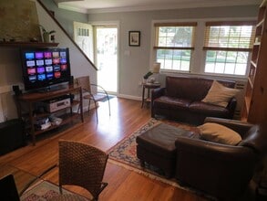 434 James Court in Falls Church, VA - Building Photo - Building Photo
