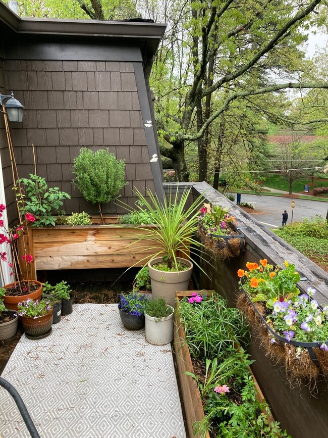 1652 N Gatewood Rd NE, Unit 2 Bed / 2 Bath