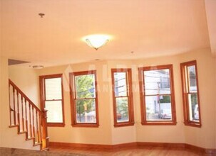 38 Allston St, Unit 6 in Boston, MA - Foto de edificio - Building Photo