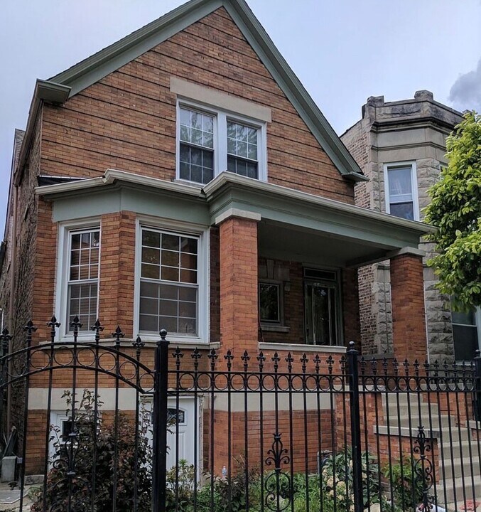 1628 N Central Park Ave, Unit #1 in Chicago, IL - Foto de edificio