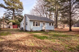 40 Lilac Ln in Hudgins, VA - Building Photo