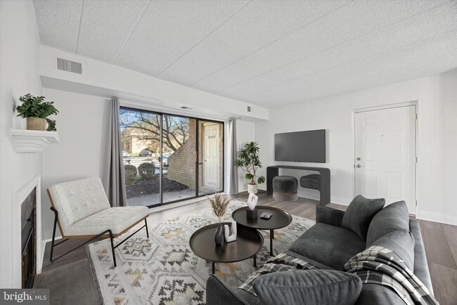 40 Le Forge Ct in Chesterbrook, PA - Foto de edificio - Building Photo