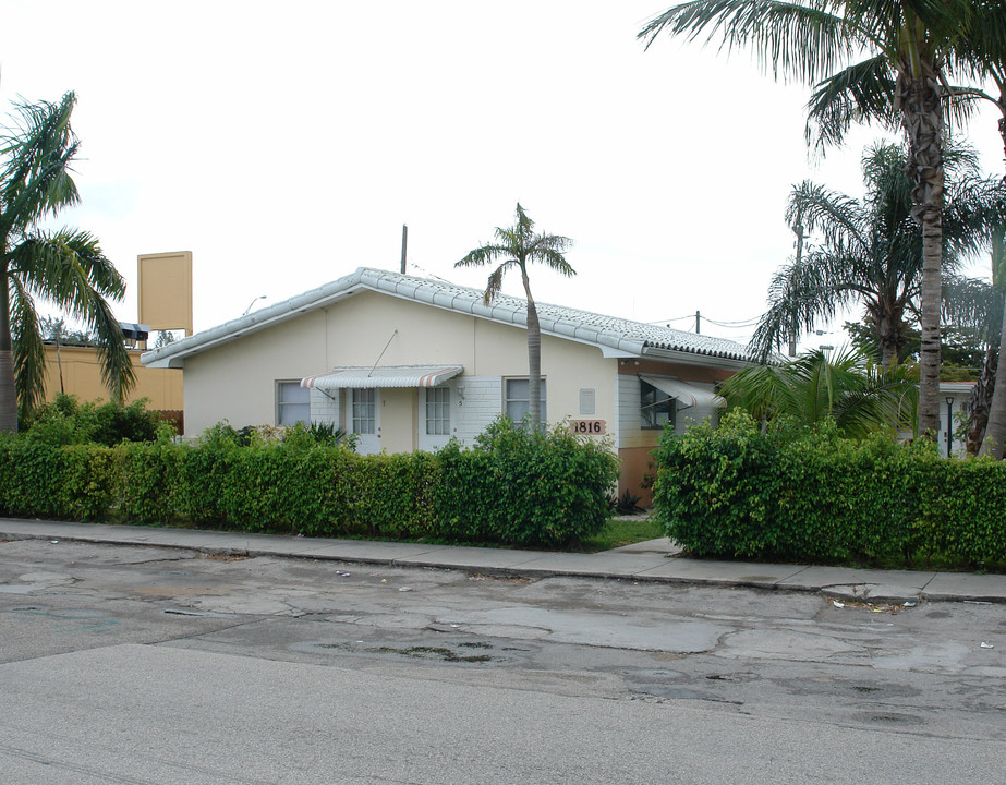 Hollywood Host Apartments in Hollywood, FL - Building Photo