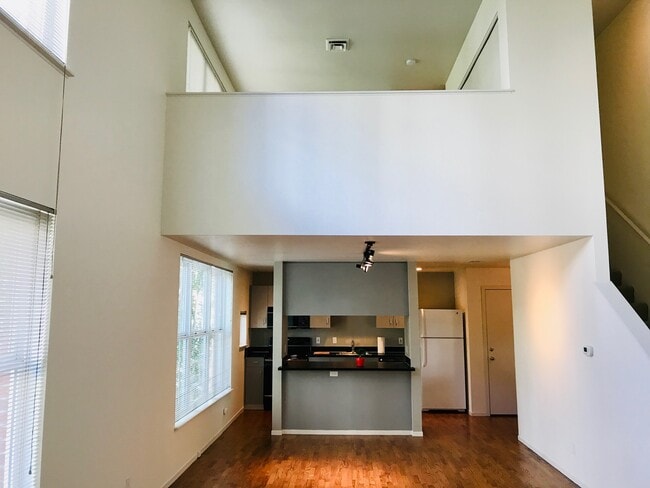 1009 NW Hoyt St, Unit 203 in Portland, OR - Building Photo - Building Photo