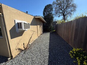 1044 Los Robles Blvd in Sacramento, CA - Building Photo - Building Photo