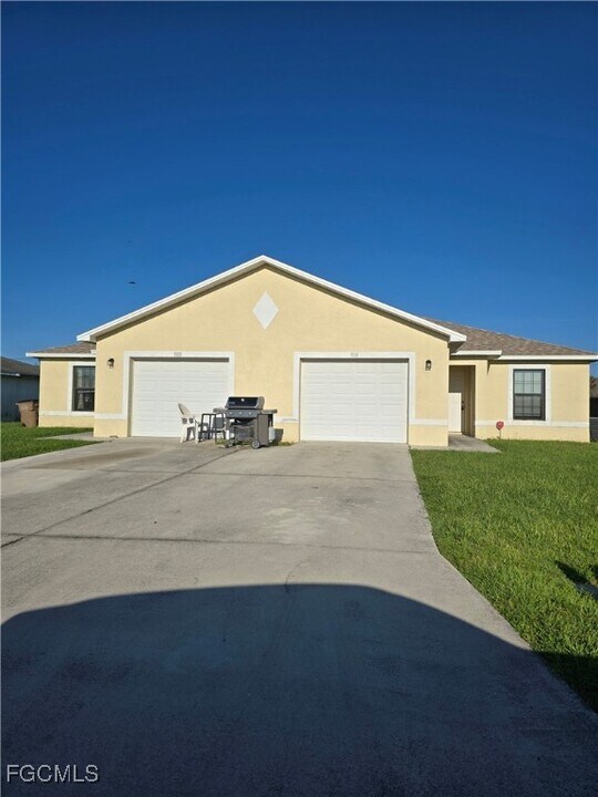 906 SE 6th Ct in Cape Coral, FL - Foto de edificio