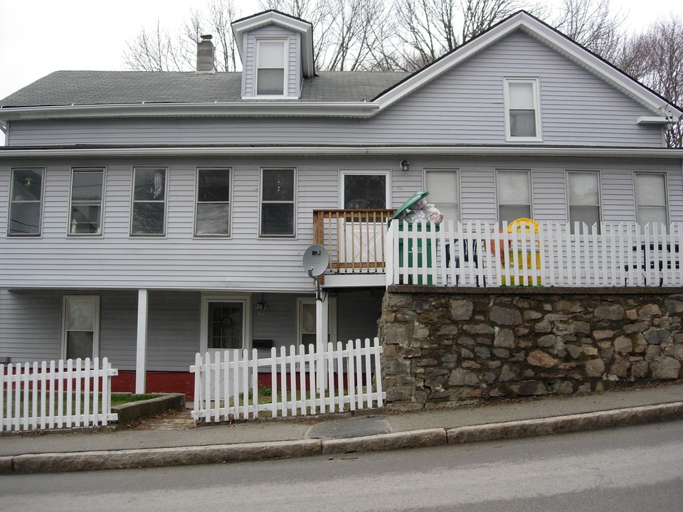 47-51 Lake St in Webster, MA - Building Photo