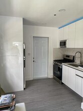 821 NE 6th St-Unit -2 in Hallandale Beach, FL - Building Photo - Building Photo