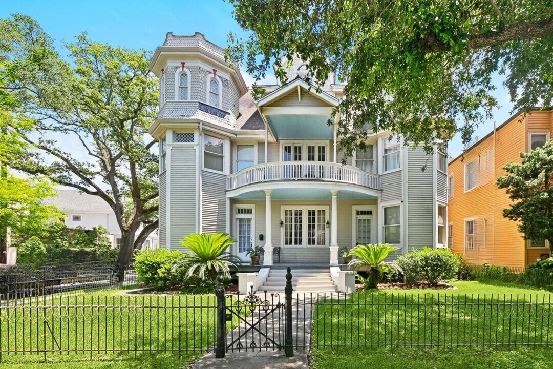 6056 Prytania St in New Orleans, LA - Building Photo