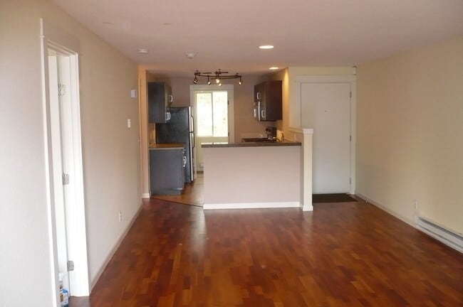 742 Kirkland Cir, Unit E306 in Kirkland, WA - Building Photo - Building Photo