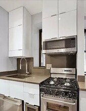 697 Tenth Avenue, Unit 5RN in New York, NY - Building Photo - Building Photo