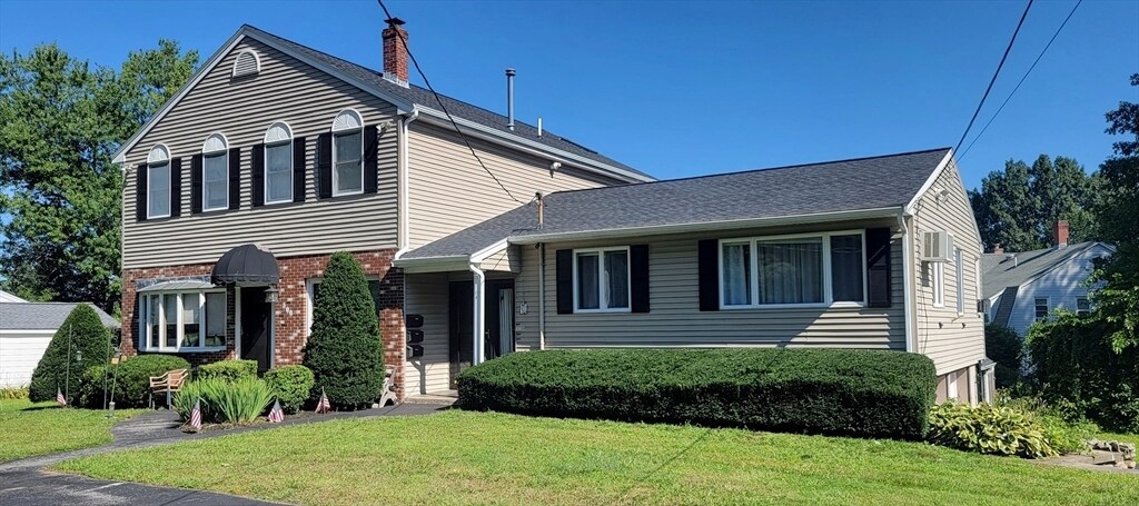 302 Pleasant St in North Andover, MA - Building Photo
