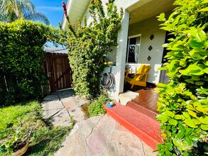 5251 Auckland Ave in North Hollywood, CA - Foto de edificio - Building Photo