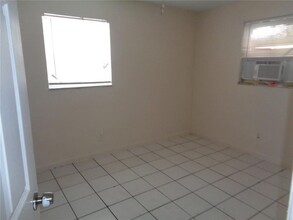 345 NW 5th St, Unit 4 in Pompano Beach, FL - Foto de edificio - Building Photo