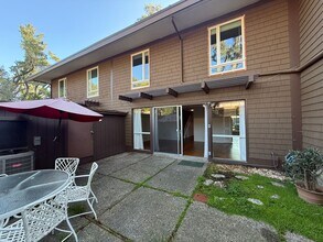 17 Surrey Ln in San Rafael, CA - Foto de edificio - Building Photo