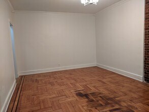 43-33 46th St, Unit A8 in Queens, NY - Foto de edificio - Building Photo