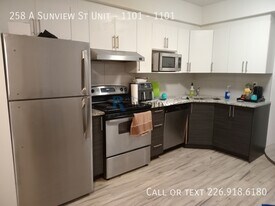 258A Sunview St in Waterloo, ON - Building Photo