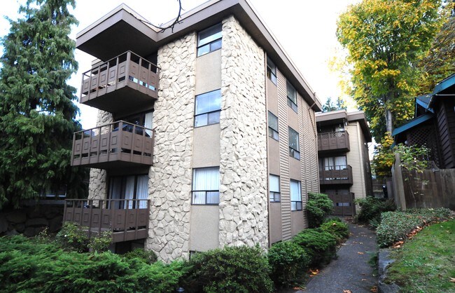 4030 California Ave SW in Seattle, WA - Foto de edificio - Building Photo