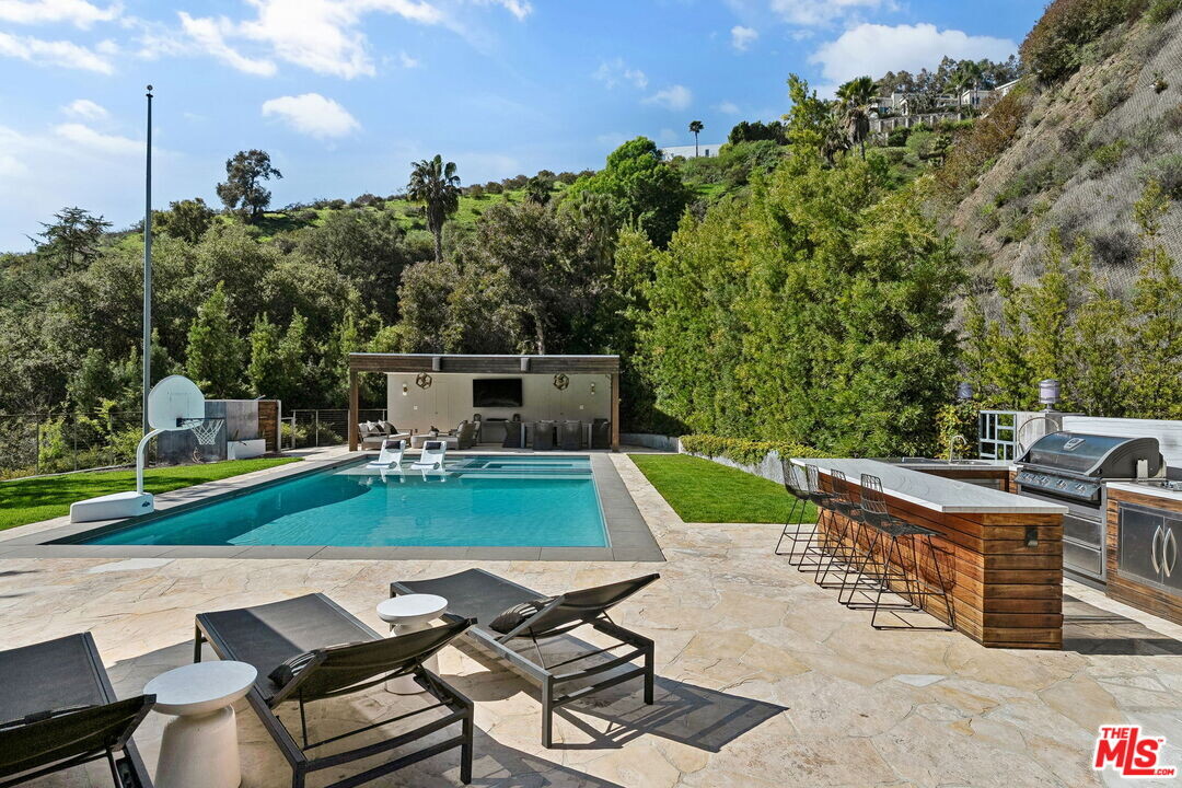 1255 N Bundy Dr in Los Angeles, CA - Building Photo