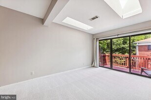 2702 Dartmouth Rd in Alexandria, VA - Building Photo