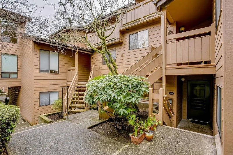 1805 N 107th St in Seattle, WA - Building Photo