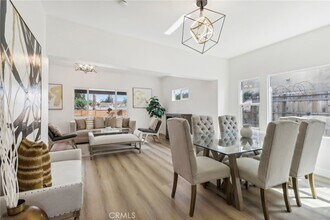 1226 W Vernon Ave in Los Angeles, CA - Foto de edificio - Building Photo