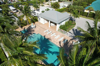 136 Ocean Breeze Dr in Juno Beach, FL - Foto de edificio - Building Photo