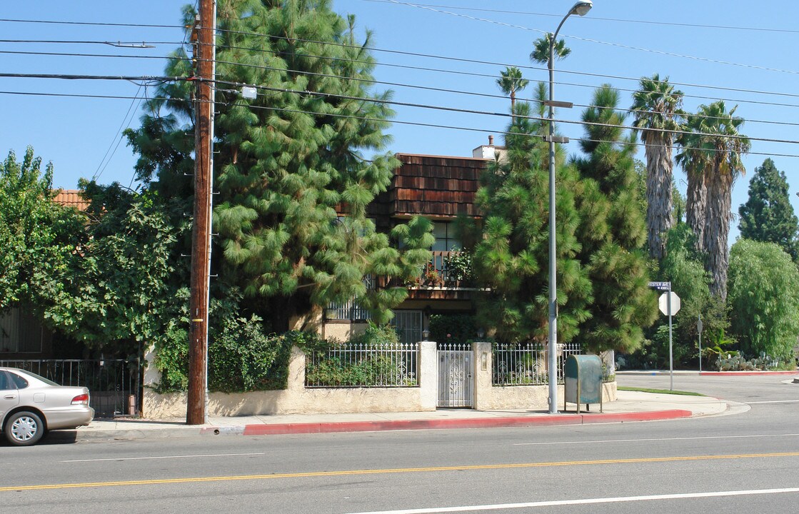 4902 Kester Ave in Sherman Oaks, CA - Building Photo