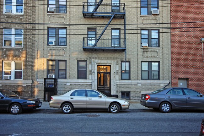 39-31 24th St in Long Island City, NY - Foto de edificio - Building Photo