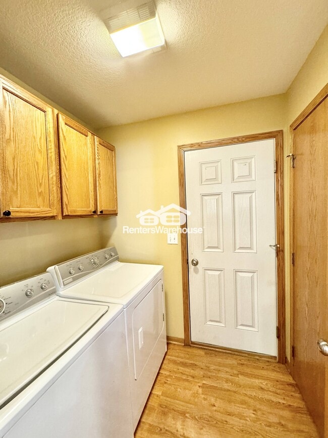 2011 E 1st Ave in Indianola, IA - Foto de edificio - Building Photo