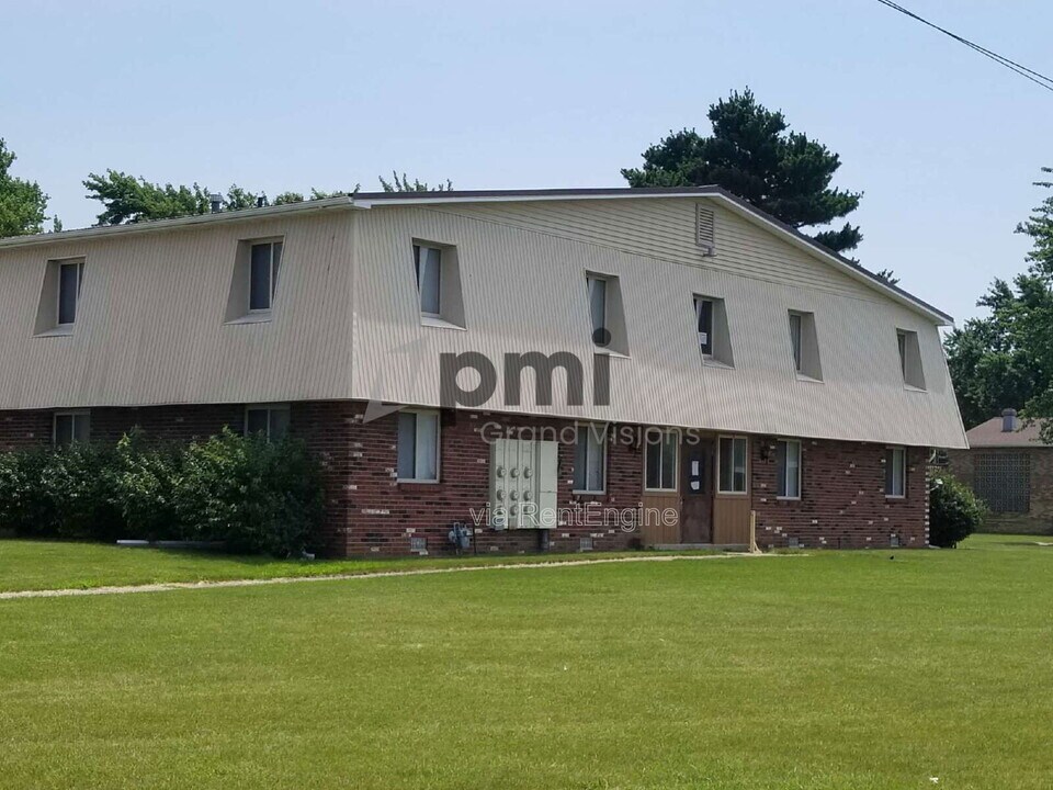 371 Southland Dr in Warrensburg, IL - Building Photo