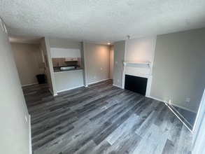 2010 Estrada Pkwy, Unit 34-202 in Irving, TX - Foto de edificio - Building Photo