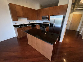 3123 W Fullerton Ave, Unit 412 in Chicago, IL - Building Photo