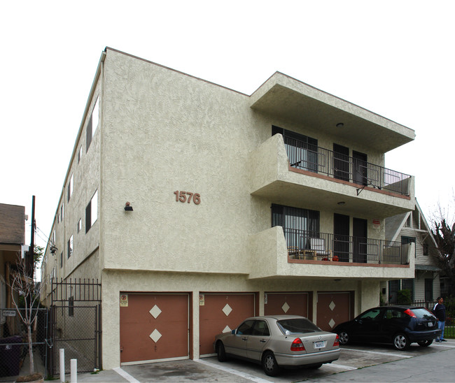 1576 Elm Ave in Long Beach, CA - Foto de edificio - Building Photo