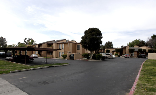 1051 Rock Springs Rd in Escondido, CA - Foto de edificio - Building Photo