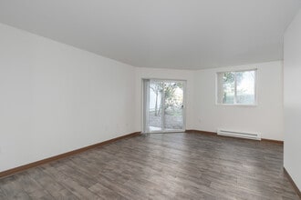 Quatama Village Apartments in Aloha, OR - Building Photo - Interior Photo