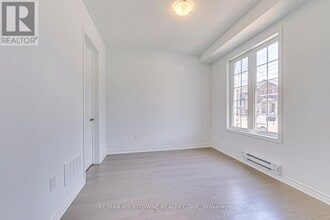 1365 William Halton Pkwy in Oakville, ON - Building Photo - Building Photo