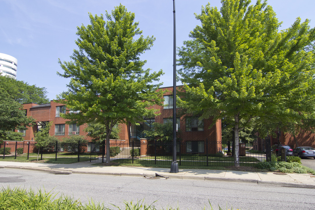 Center Court Gardens in Chicago, IL - Building Photo