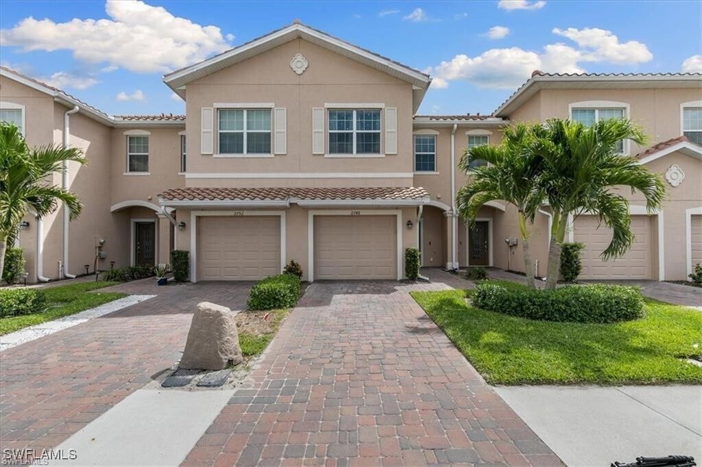 2748 Blossom Wy in Naples, FL - Building Photo