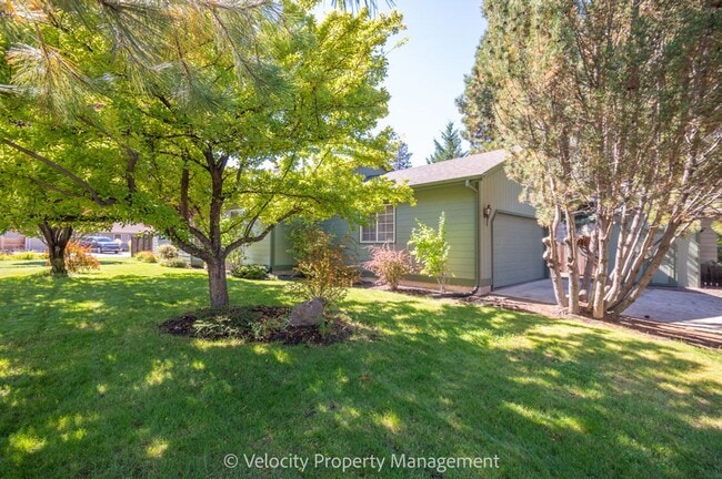 2431 NE 6th St in Bend, OR - Foto de edificio - Building Photo