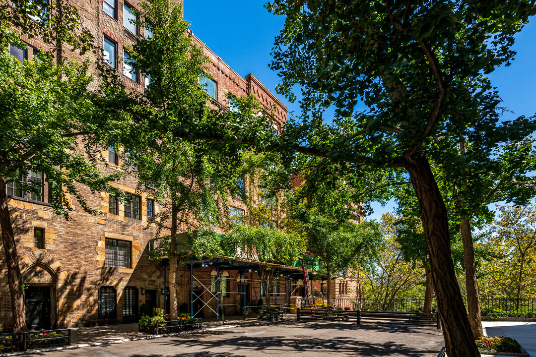 Beekman Terrace in New York, NY - Building Photo