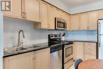 812-812 Lansdowne Ave in Toronto, ON - Building Photo - Building Photo