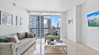 475 Brickell Ave in Miami, FL - Building Photo