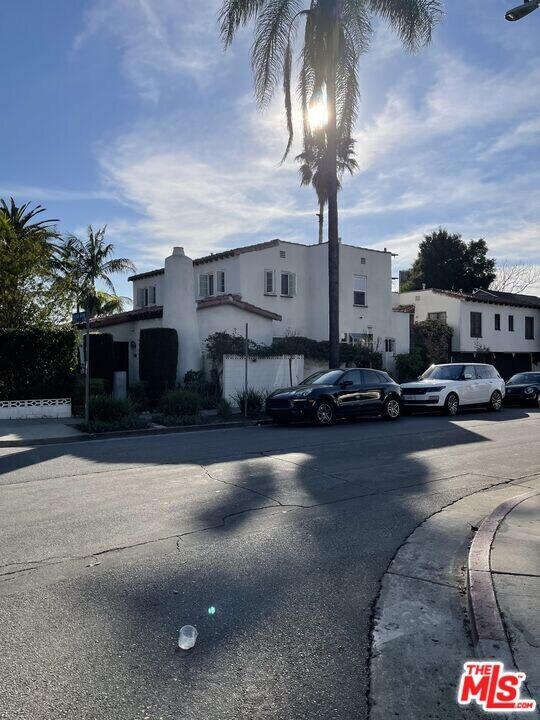 859 N Orange Grove Ave in Los Angeles, CA - Building Photo